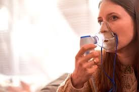 mujer nebulizandose