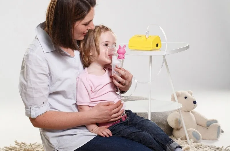 niña nebulizandose